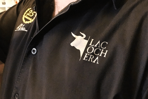Logo La Cochera sobre camisa