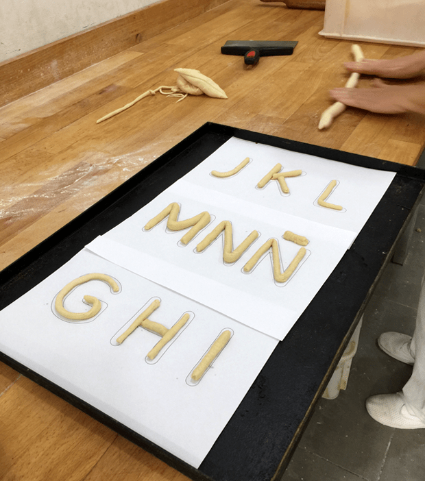 Preparando las letras para el horno